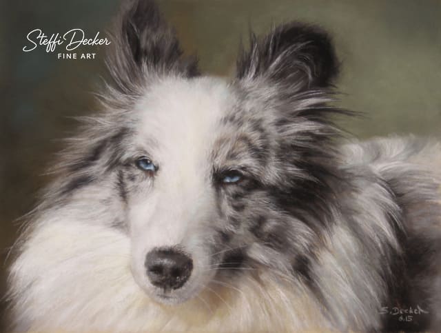 Ein Gemälde zeigt den oberen Teil eines langhaarigen Hundes mit weichem, schwarz‑weißen Fell und aufgerichteten, buschigen Ohren vor einem sanft verlaufenden, warmen Hintergrund.