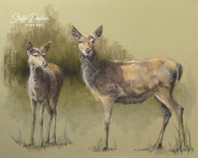 Zwei Hirsche mit schlanker Statur stehen auf einer Wiese vor einem weich gemalten, naturfarbenen Hintergrund; das größere Tier blickt nach vorn, während das kleinere leicht zur Seite schaut.