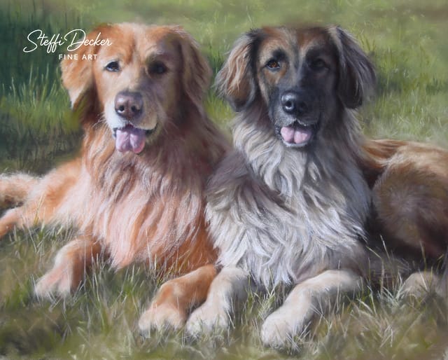 Ein Gemälde zeigt zwei Hunde mit langem, weichem Fell, die entspannt nebeneinander auf einer sonnigen Wiese liegen; der linke Hund hat warm rötlich‑goldenes Fell, der rechte graues bis beigefarbenes Fell mit dunkleren Ohren, beide mit leicht herausgestreckter Zunge.