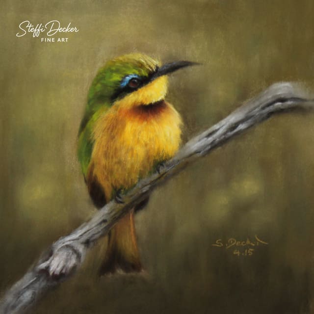 Ein Gemälde zeigt einen farbenprächtigen Vogel mit gelbem Brustgefieder, grünem Kopf und blauen Akzenten, der auf einem schräg verlaufenden Ast sitzt; der Hintergrund besteht aus weichen, warmen Grüntönen.