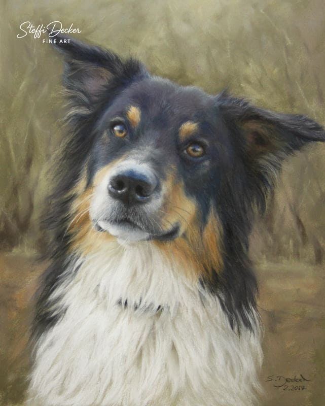 Ein Gemälde zeigt einen langhaarigen Hund mit schwarzem, weißem und rotbraunem Fell, der leicht schräg den Kopf hält; der Hintergrund ist weich und in natürlichen, warmen Tönen gehalten.