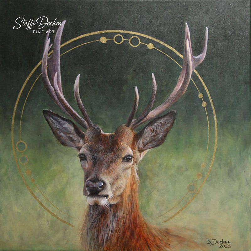 Original-Acrylgemälde ‚König des Waldes‘ von Steffi Decker. Eindrucksvolles Frontalportrait eines Rothirschs auf Leinwand mit mächtigem Geweih. Hinter dem Kopf ist ein filigraner, goldfarbener Ring mit geometrischen Symbolen und der Blume des Lebens eingearbeitet. Handgemaltes Unikat, bei Interesse auf Anfrage erhältlich.