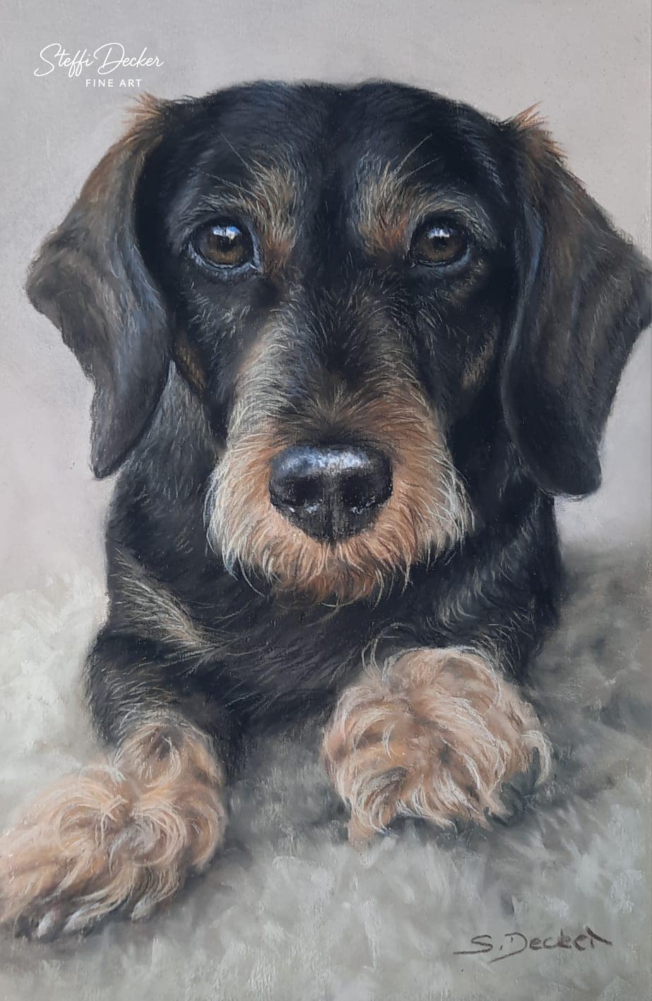 Ein Gemälde zeigt die Vorderansicht eines Dackels mit langem, dunklem Fell und hellbraunen Pfoten, der auf einer weichen, hellen Unterlage sitzt; die Signatur der Künstlerin befindet sich unten rechts.