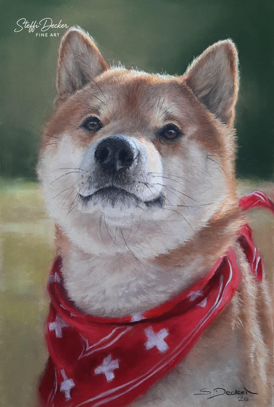 Ein realistisch gemaltes Hundeportät zeigt einen hellbraun‑weißen Hund mit dichtem Fell und spitzen Ohren, der ein rotes Halstuch mit weißen Kreuzmotiven trägt; der Hintergrund besteht aus weichen Grün‑ und Gelbtönen.