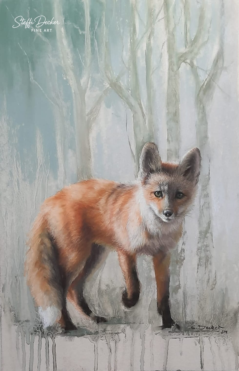 Gemälde eines Rotfuchses, der in einem hellen, winterlich wirkenden Wald mit schlanken Bäumen steht. Der Fuchs ist seitlich zu sehen, sein Fell wirkt weich und detailliert dargestellt.