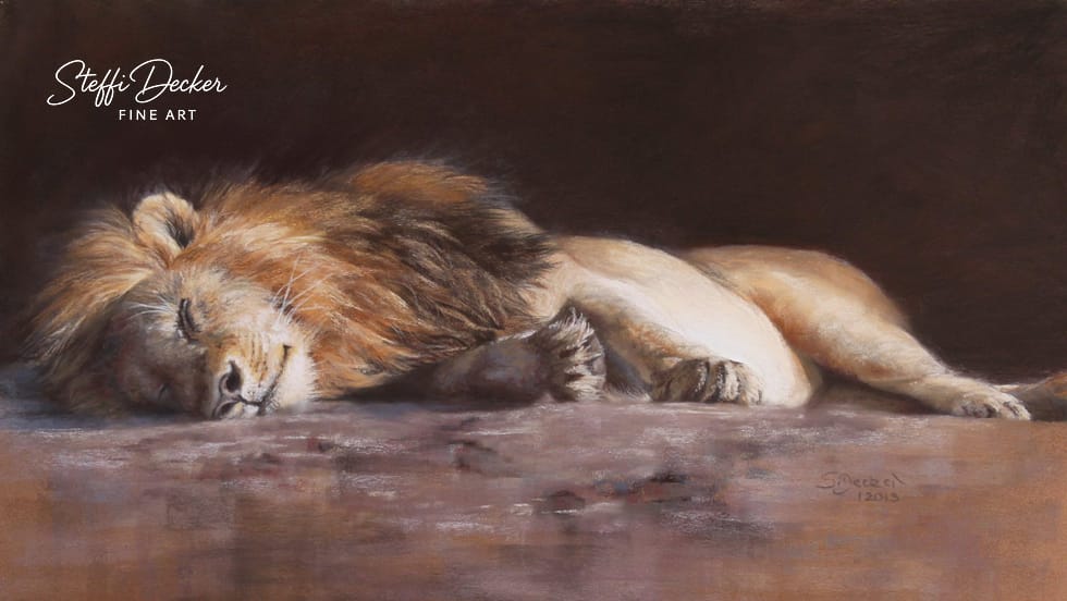 Ein Löwe mit kräftiger Mähne liegt ausgestreckt auf dem Boden und ruht friedlich im warmen Licht vor einem dunklen Hintergrund.“