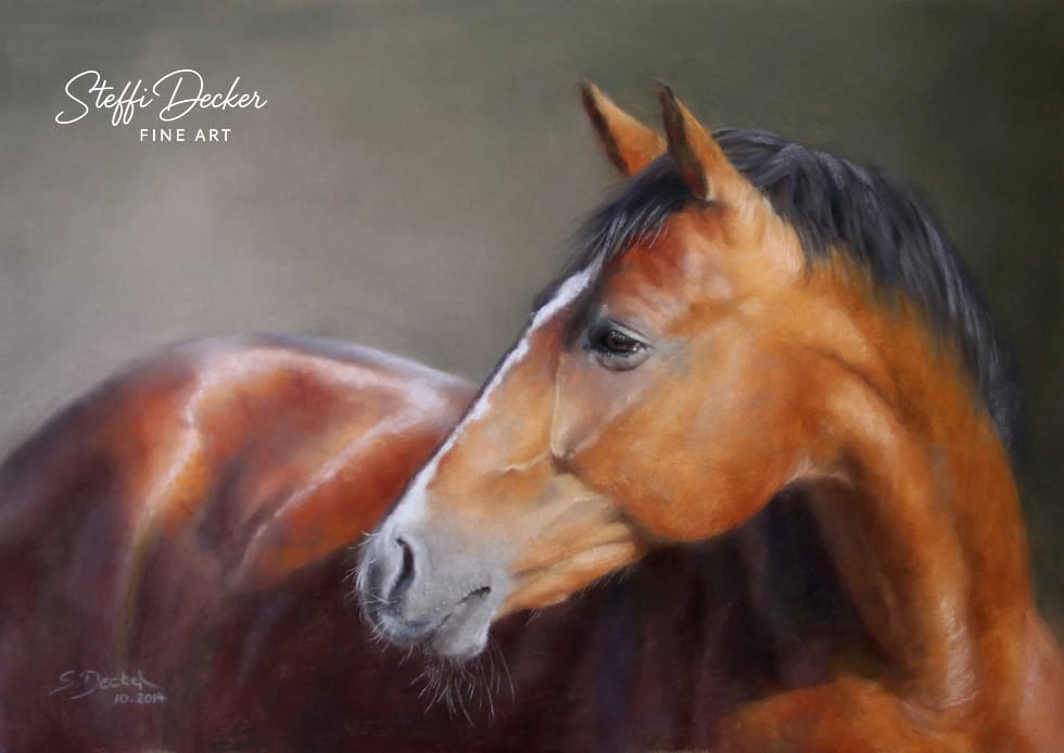 Realistisches Gemälde eines braunen Pferdes mit dunkler Mähne, das mit sanft geneigtem Kopf nach links blickt. Der Hintergrund ist weich und neutral gehalten.