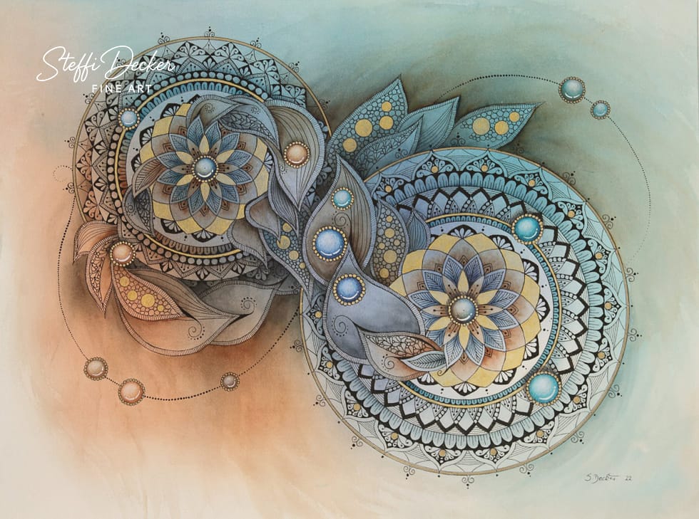 Ein kunstvolles Mandala aus zwei miteinander verbundenen Kreisen, die jeweils aus blütenartigen, ornamental verzierten Mustern in Blau‑, Gold‑ und Beigetönen bestehen; dazwischen fließen geschwungene Blätter‑ und Linienformen mit perlenartigen, leuchtenden Rundelementen, während der Hintergrund weich in warmen Beige‑ und Türkisnuancen verläuft.