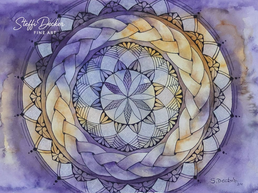 Ein kunstvolles Mandala mit einem zentralen blütenähnlichen Sternmotiv, umgeben von mehreren symmetrischen Kreisebenen aus fein gezeichneten Linien, Blättern und Fächerformen; ein breites, geflochten wirkendes Band umschließt die innere Struktur, während der Hintergrund in intensiven Violett‑, Blau‑ und Goldtönen aquarellartig verläuft.