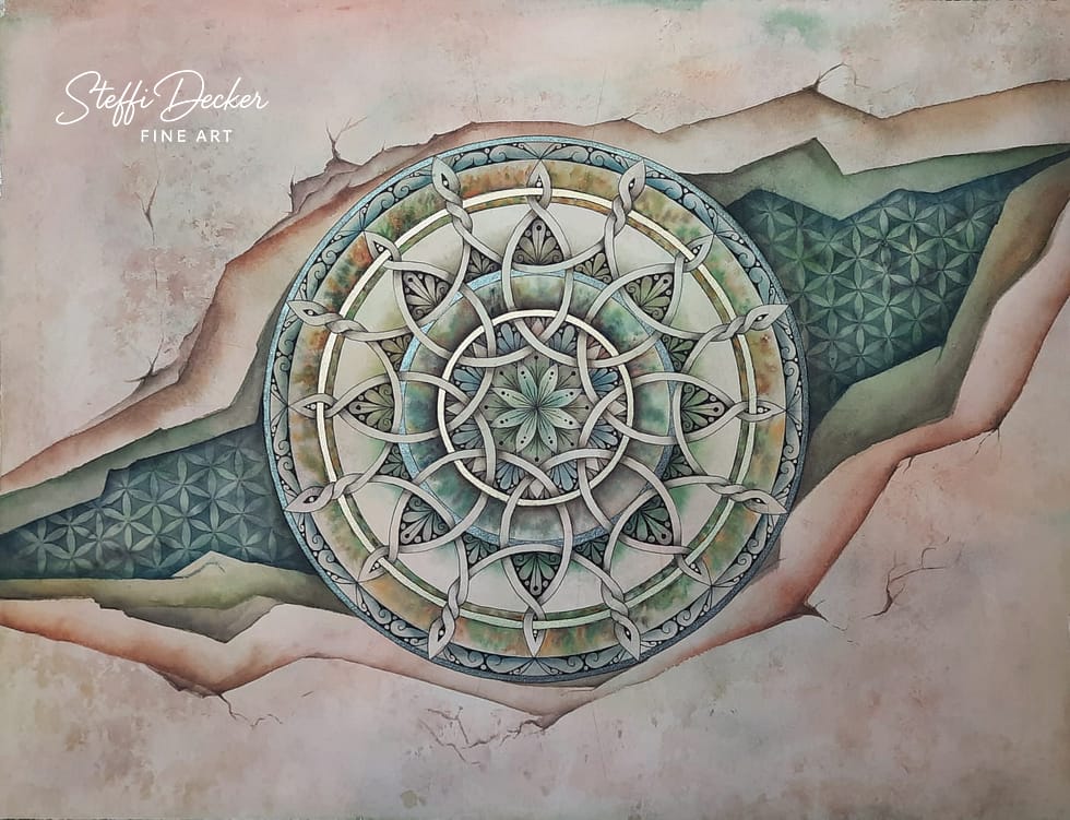 Ein kunstvolles Mandala in Grün‑ und Beigetönen liegt in einem gemalten Riss, der sich diagonal durch eine strukturierte, hell getönte Oberfläche zieht; das Mandala besteht aus ineinander verschlungenen, ringförmigen Mustern und blattartigen Segmenten, während unter dem Riss ein geometrisches, mosaikartiges Muster sichtbar wird.