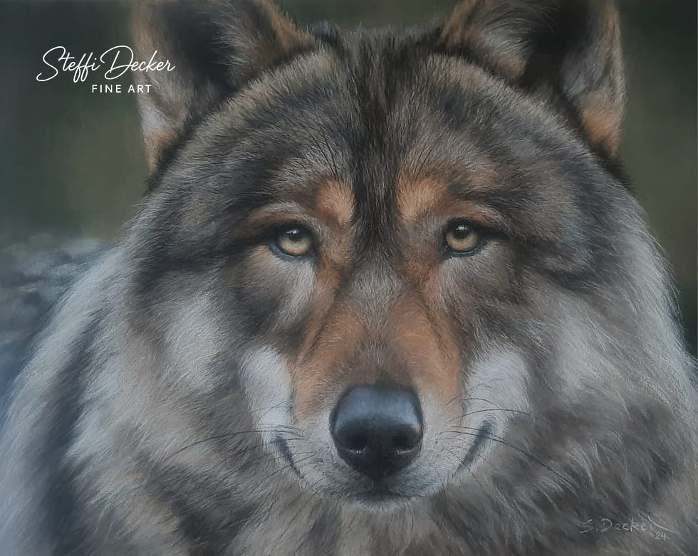 Detailreiches Gemälde eines wolfsähnlichen Tieres in Nahaufnahme mit graubraunem Fell und aufgerichteten Ohren vor natürlichem Hintergrund.