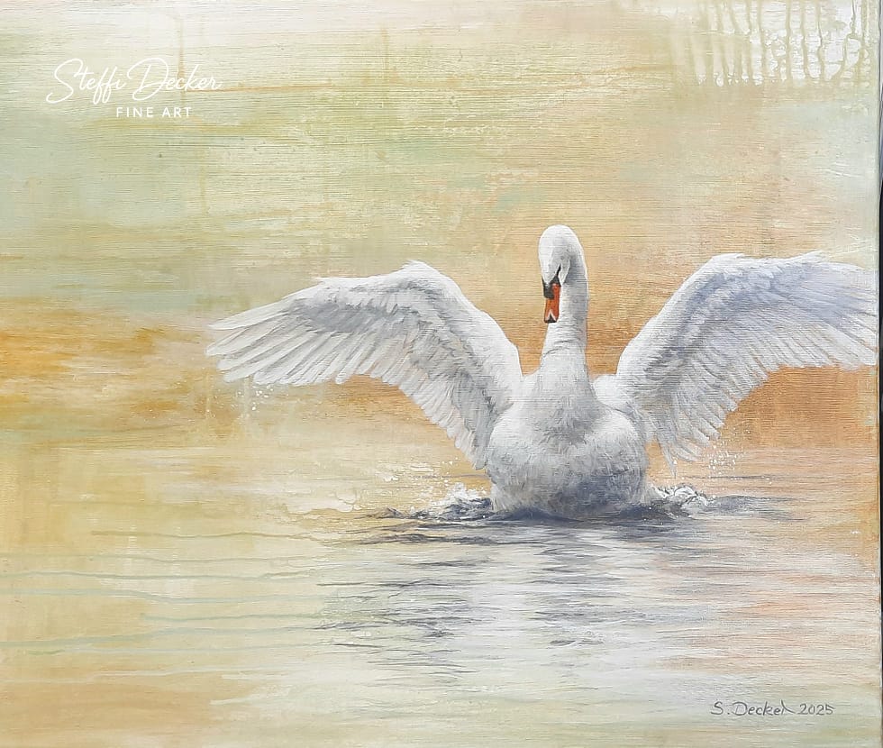 Original-Acrylgemälde ‚Flügel der Seele‘ von Steffi Decker. Einzigartiges, handgemaltes Unikat auf Leinwand, das einen weißen Schwan mit ausgebreiteten Flügeln auf dem Wasser zeigt. Dieses exklusive Tierkunstwerk ist auf Anfrage erhältlich.