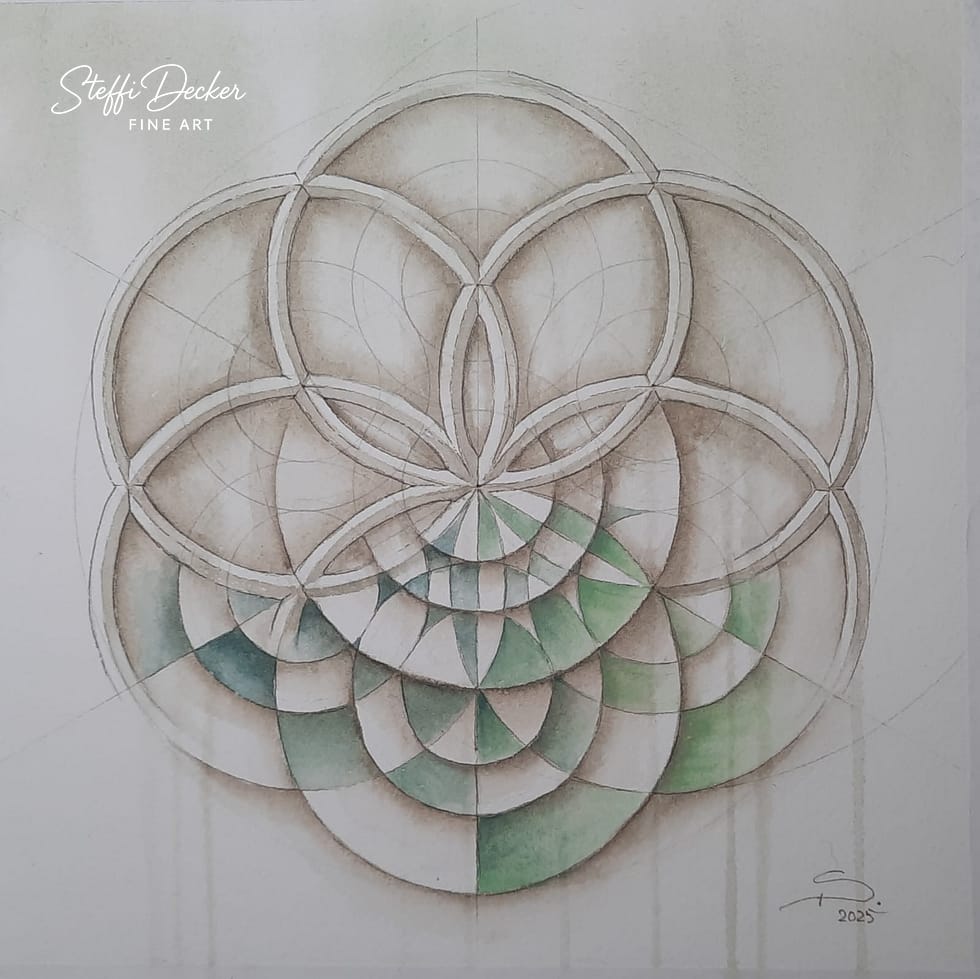 Ein geometrisches Mandala‑Design aus sich überlappenden Kreisformen, die blütenähnliche Segmente bilden; im unteren Bereich setzen farbige Flächen in verschiedenen Grün‑ und Beigetönen Akzente, während der Hintergrund in sanften, aquarellartigen Hellgrün‑ und Cremetönen gehalten ist.