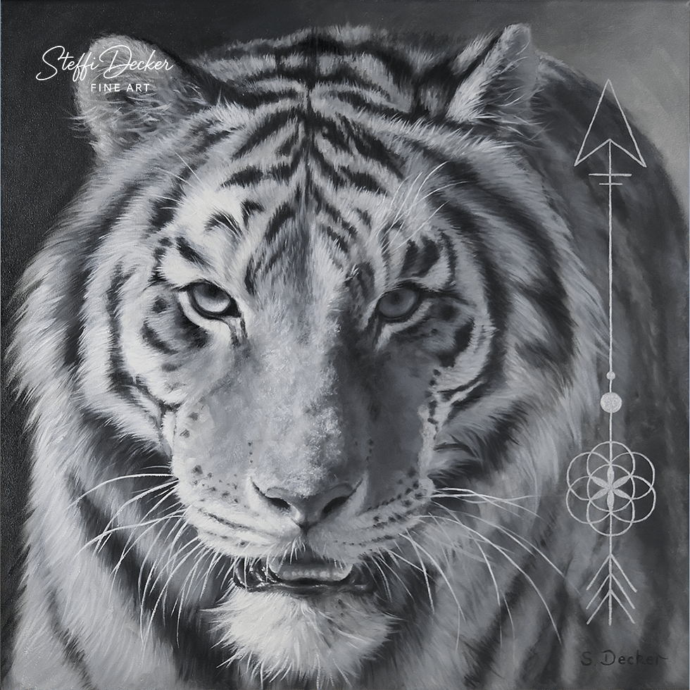 Original-Ölgemälde ‚Im Fokus‘ von Steffi Decker. Eindrucksvolles Schwarz-Weiß-Portrait eines Tigers auf Leinwand, das durch den intensiven, frontalen Blick besticht. Rechts im Bild ist ein filigraner, vertikaler Pfeil mit geometrischen Symbolen und der Blume des Lebens eingearbeitet. Handgemaltes Unikat, bei Interesse auf Anfrage erhältlich.