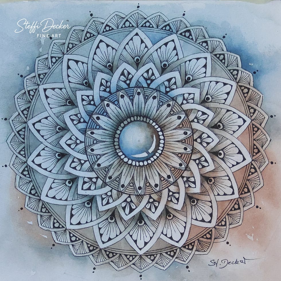 Ein detailreiches Mandala aus mehreren konzentrischen Ebenen von blüten‑ und fächerartigen Mustern, die symmetrisch um ein rundes, perlenumrahmtes Zentrum angeordnet sind; feine Linien, Punktakzente und florale Formen in Grau‑, Blau‑ und warmen Beigetönen fügen sich auf einem weich verlaufenden Aquarellhintergrund zu einer harmonischen Kreisstruktur zusammen.