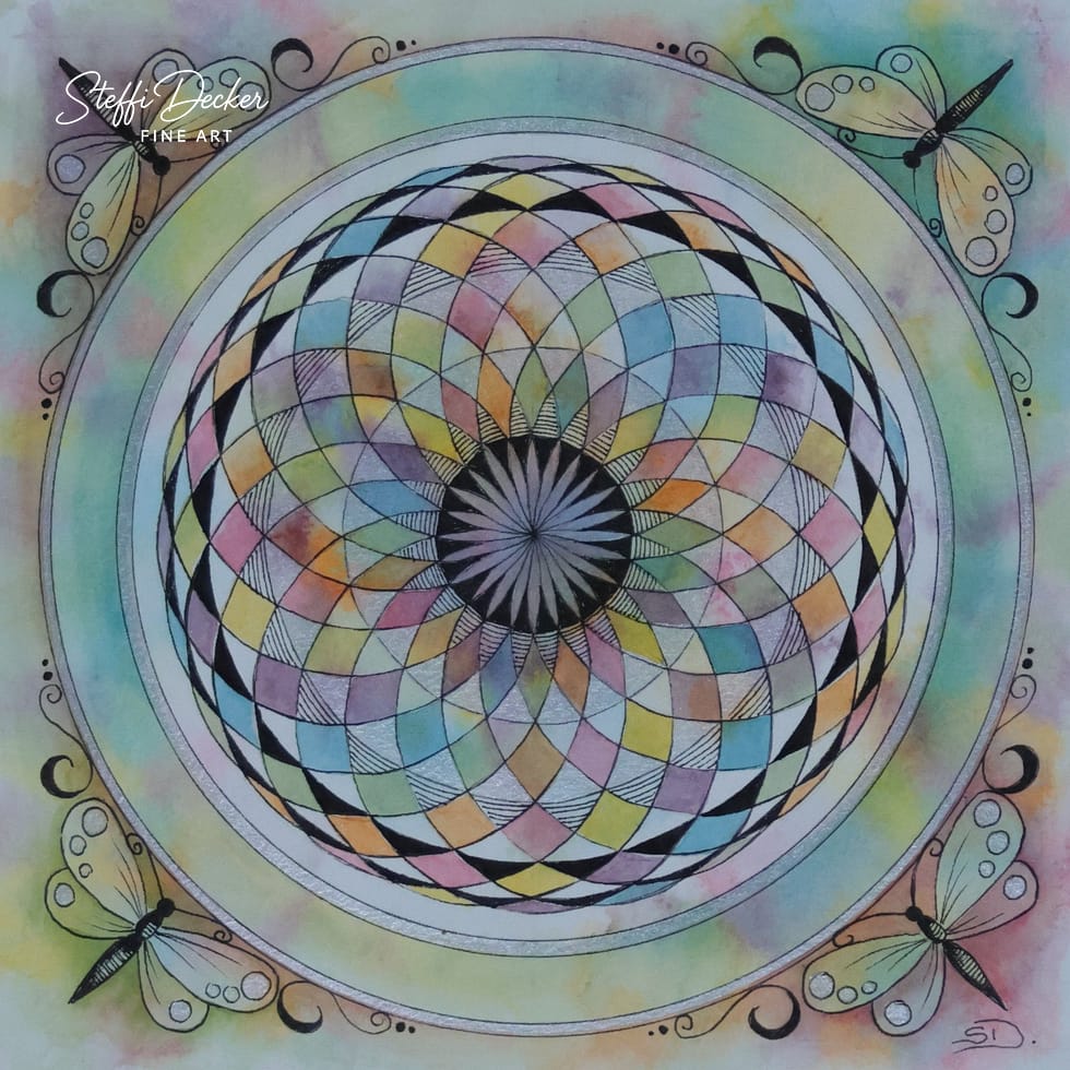 Ein farbenfrohes Mandala mit mehrfach überlappenden, rautenförmigen Segmenten in Pastell‑Gelb, Rosa, Blau, Grün und Violett, die sich spiralförmig um ein dunkleres, radial gemustertes Zentrum anordnen; der äußere Ring ist von dekorativen Linien, Punkten und vier Schmetterlingsmotiven umgeben, auf einem sanft verlaufenden Aquarellhintergrund in Blau‑, Gelb‑ und Rosatönen.