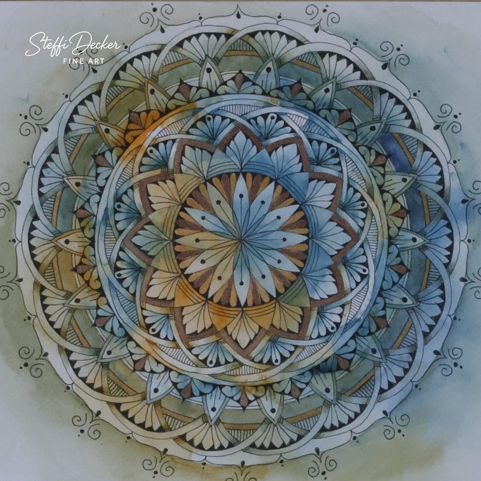 Ein detailreiches Mandala aus mehreren konzentrischen Ebenen von fächerartigen, blattförmigen und geometrisch angeordneten Mustern in Blau‑, Türkis‑, Ocker‑ und Brauntönen; feine Linienornamente und kleine Punktakzente umrahmen die symmetrische Kreisstruktur auf einem weich verlaufenden aquarellartigen Hintergrund.