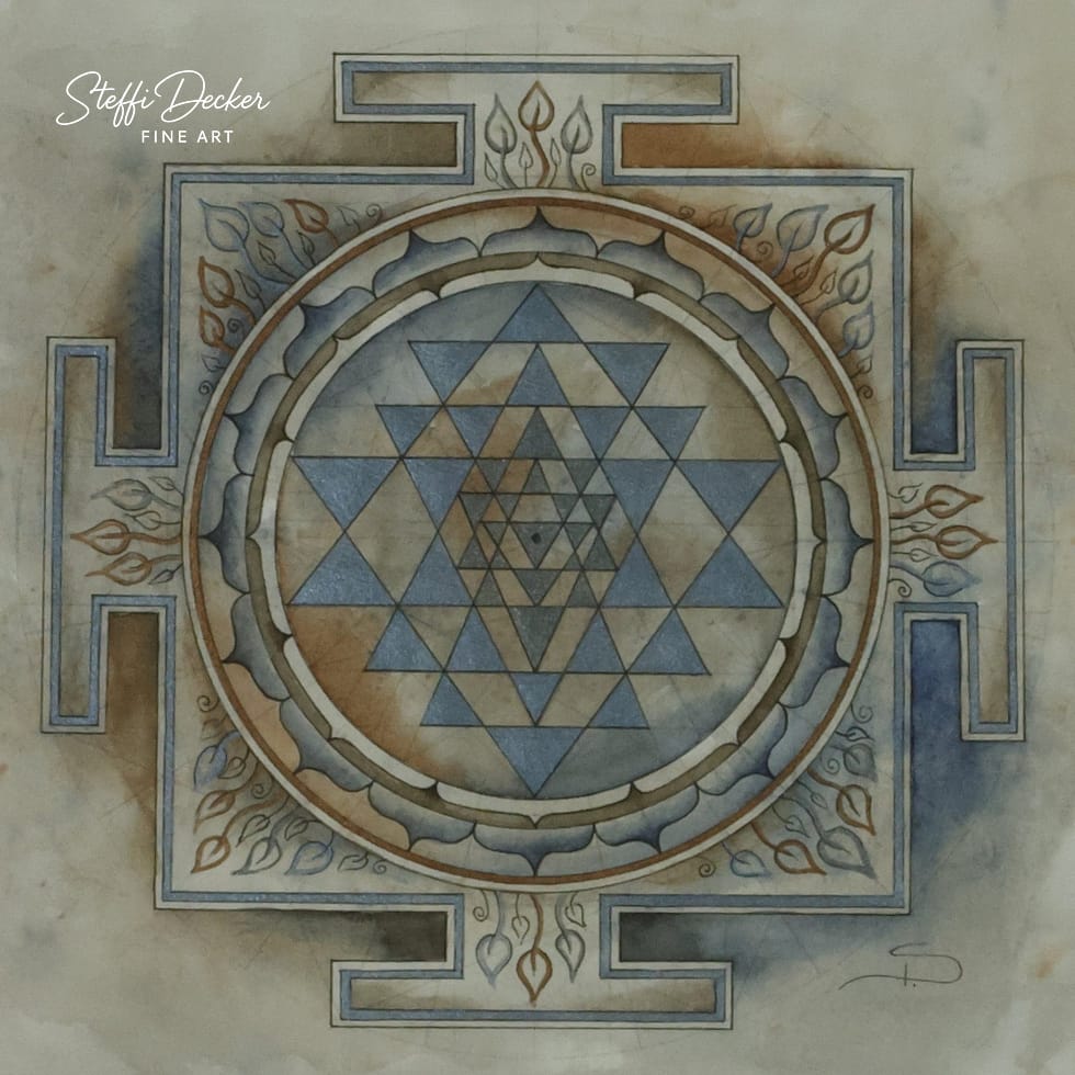 Ein geometrisches Yantra‑Mandala mit mehreren ineinander verschachtelten Dreiecken in Blau‑ und Beigetönen, eingerahmt von konzentrischen Kreisen, ornamentalen Flammenmotiven und einem kreuzförmigen Außenrahmen auf einem weich verlaufenden aquarellartigen Hintergrund.