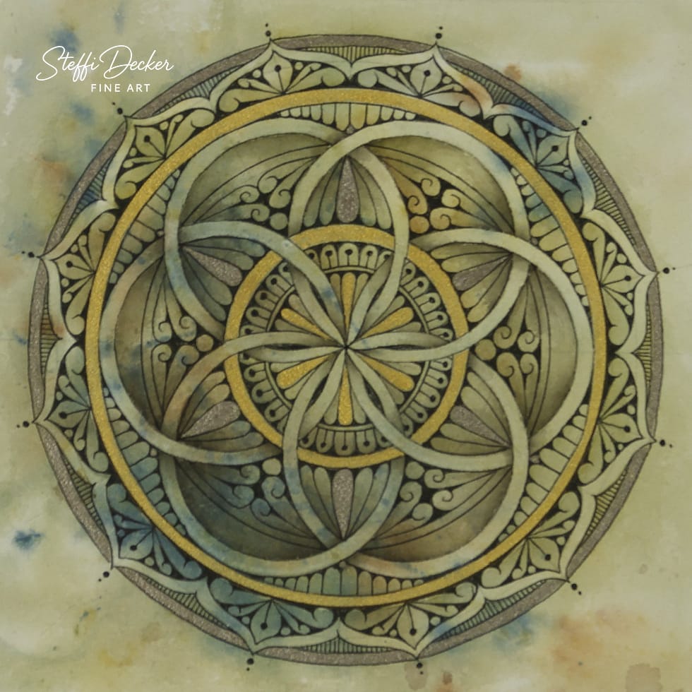 Ein detailreiches Mandala aus ineinander verschlungenen halbkreisförmigen und blattartigen Elementen in Gold‑, Grün‑ und Blautönen; feine, ornamental geschwungene Linien rahmen die symmetrische Kreisstruktur ein, während der Hintergrund in sanften aquarellartigen Beige‑ und Türkisnuancen verläuft.