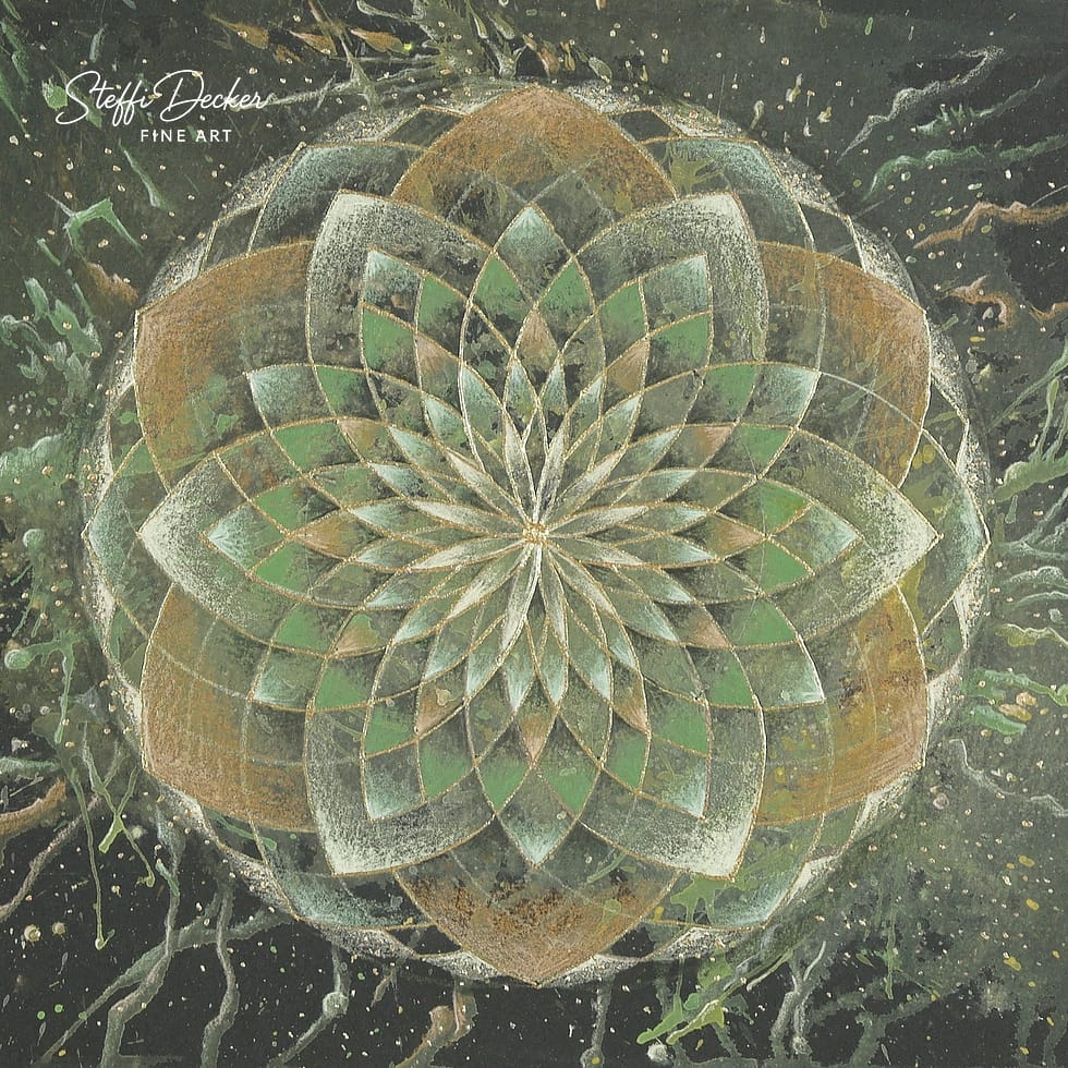Ein mandalaartiges Kunstwerk mit vielschichtigen, überlappenden Blüten‑ und Blattformen in Grün‑, Gold‑ und Beigetönen; die symmetrische Struktur bildet eine sternartige, strahlenförmige Mitte, während der dunkle, marmorierte Hintergrund mit hellen Sprenkeln und organisch verlaufenden Linien das Motiv umrahmt.