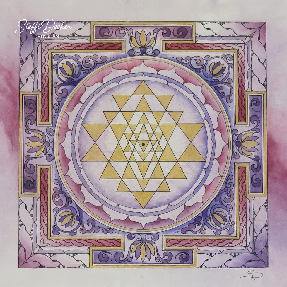 Ein geometrisches Yantra‑Mandala mit ineinander verschachtelten goldgelben Dreiecken im Zentrum, umgeben von einem Kreis aus lotusförmigen Segmenten und einem dekorativen, quadratischen Rahmen mit floralen Mustern in Violett‑, Rosa‑ und Goldtönen auf einem sanft verlaufenden Hintergrund.