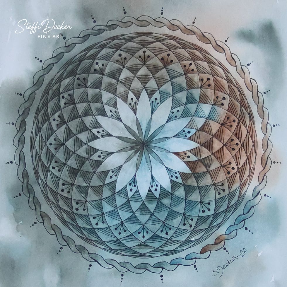 Ein rundes Mandala mit einer sternförmigen Blütenstruktur aus mehrfach überlappenden, rautenartigen Segmenten in Blau‑, Grau‑ und Brauntönen; feine Linienornamente und punktförmige Akzente füllen die geometrischen Felder, während ein gewellter Außenrand das Motiv umschließt und der Hintergrund in weichen Aquarellverläufen gehalten ist.“
