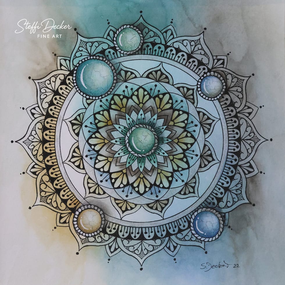 Ein detailreiches Mandala mit einem zentralen blütenförmigen Motiv in Grün‑, Gelb‑ und Türkistönen, umgeben von mehreren Ebenen aus ornamental gezeichneten Blatt‑ und Bogenmustern; fünf perlmuttartig schimmernde Rundelemente sitzen auf dem äußeren Ring, während der Hintergrund weich in Türkis‑, Beige‑ und Grautönen verläuft.