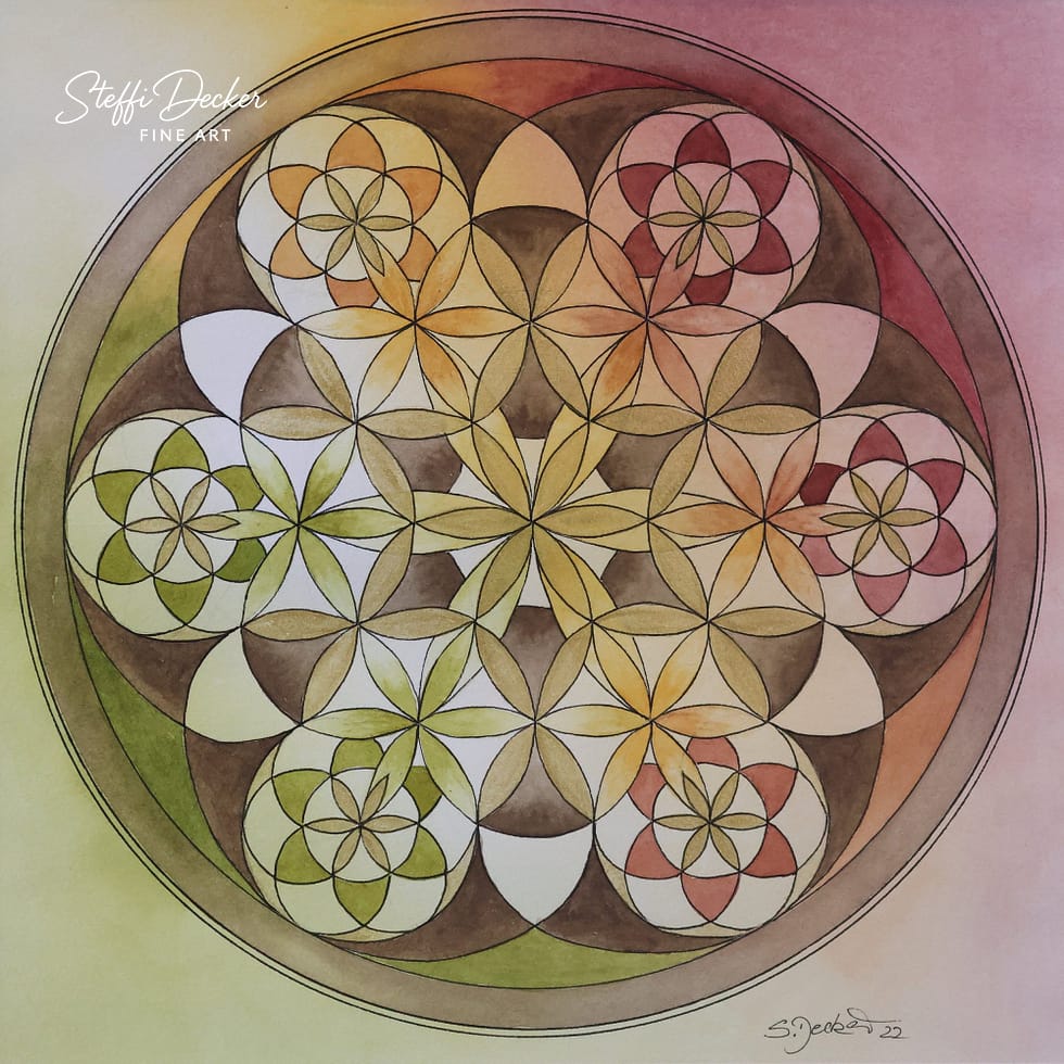 Ein geometrisches Mandala aus ineinander verschachtelten Kreisen und blütenähnlichen Segmenten in warmen Gelb‑, Braun‑, Grün‑ und Rosatönen, aufgebaut aus wiederholten Dreiecks‑ und Blattformen; das Muster ist von einem doppelten Kreisrahmen eingefasst und liegt auf einem sanft verlaufenden Hintergrund in Pastellgelb und Rosé.