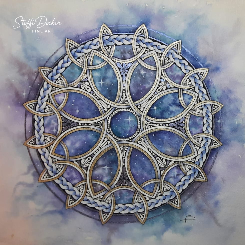 Ein kunstvolles Mandala mit verschlungenen, keltisch anmutenden Flechtmustern, die ringförmig ineinandergreifen; das Zentrum besteht aus sternförmig angeordneten Elementen, während der Hintergrund in weichen Blau‑, Violett‑ und Weißtönen wolkig aquarelliert ist.