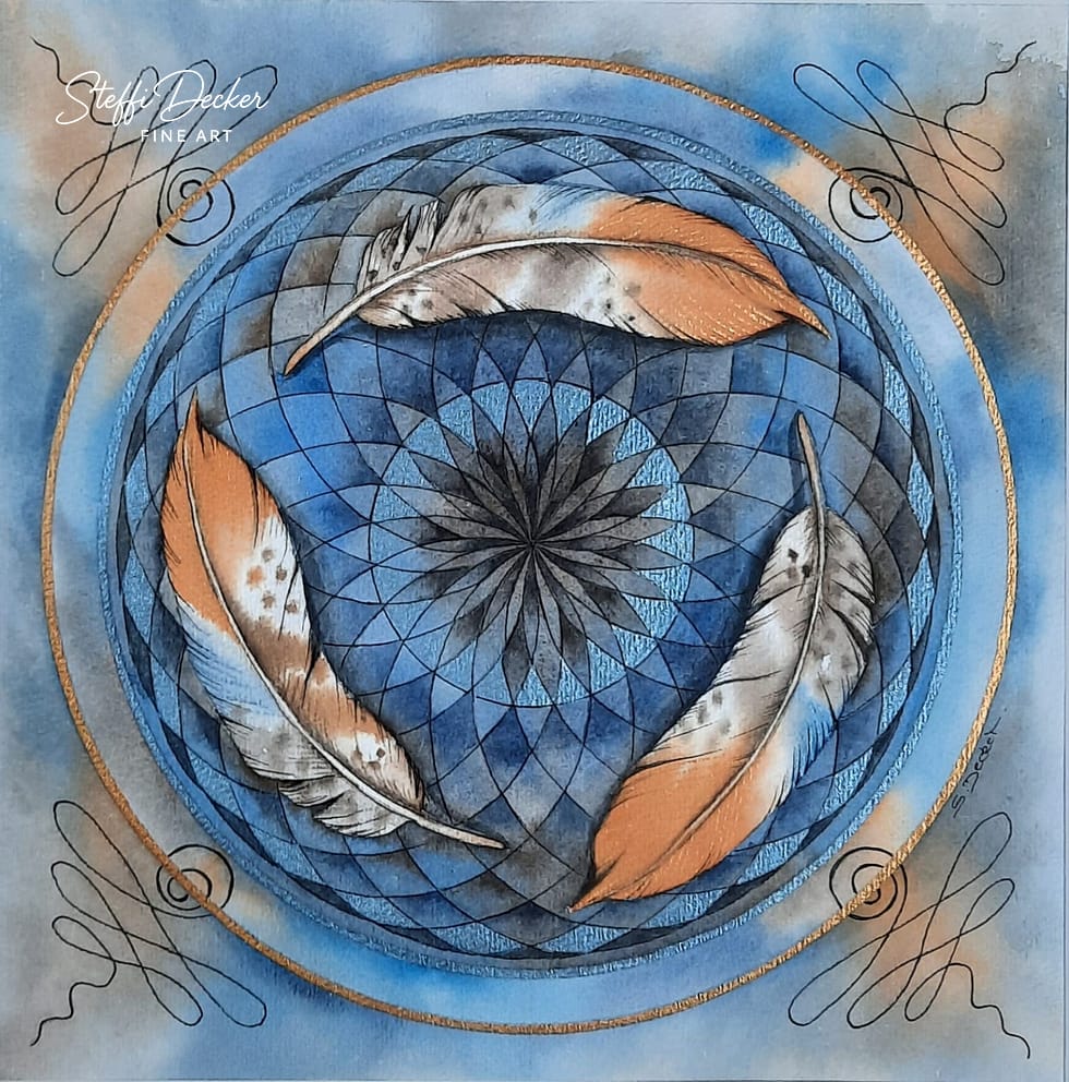 Ein kunstvolles Mandala in blau‑orangenen Farbtönen zeigt drei detailliert gezeichnete Federn, die kreisförmig um ein geometrisches Muster im Zentrum angeordnet sind; der äußere Ring ist von goldenen Linien akzentuiert und von dekorativen, geschwungenen Ornamenten in den Ecken umgeben, vor einem weich verlaufenden aquarellartigen Hintergrund in Blau und Grau.