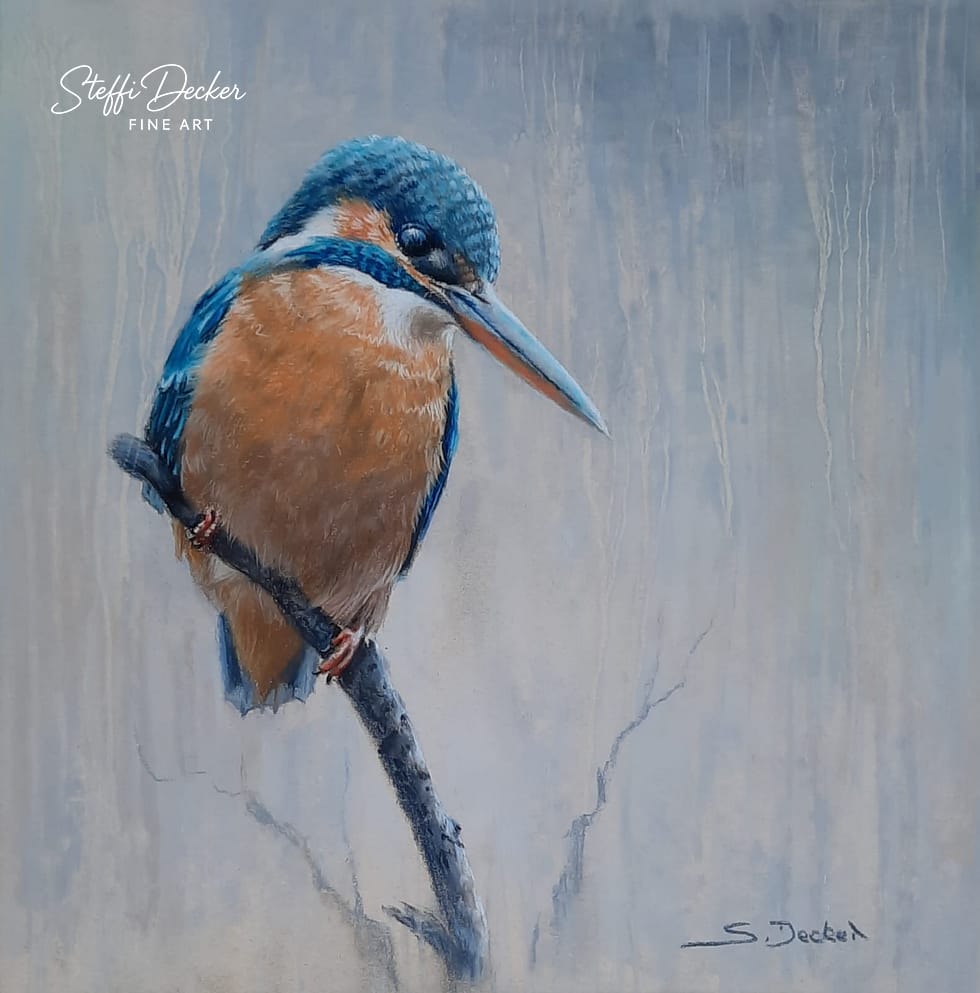 Detailreiches Gemälde eines Eisvogels mit blau‑orangefarbenem Gefieder, der auf einem dünnen Ast sitzt und den Kopf nach unten neigt. Der Hintergrund ist dezent und in kühlen Farbtönen gehalten.