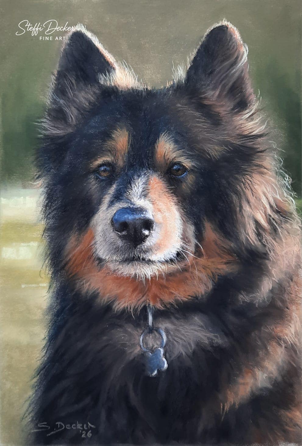 Ein realistisch gemaltes Porträt eines langhaarigen Hundes mit dichtem, schwarz‑braunem Fell und helleren Abzeichen im Brust‑ und Gesichtsbereich; der Hund trägt ein Metallhalsband mit Anhänger und sitzt vor einem weich verlaufenden, naturfarbenen Hintergrund.